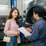 자동차 브레이크 패드 교체를위해 정비소에서 상담중인 귀여운 한국여성